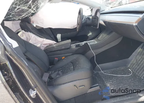 2024 Tesla Model Y Long Range Dual Motor All-Wheel Drive/Rwd z USA, uszkodzony, nr VIN 7SAYGDED1RF053597